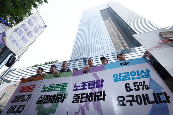 Samsung Electronics unionized workers stage a protest in May at the tech company's building in southern Seoul as they launched the first-ever walkout. [YONHAP]