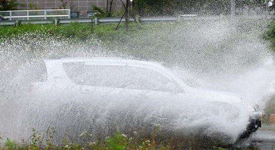A car drives through a heavy rain, creating a spray of water in Daejeon. Daejeon and the South Chungcheong area are expected to receive heavy rainfall ranging from 30 to 50 millimeters on Tuesday.