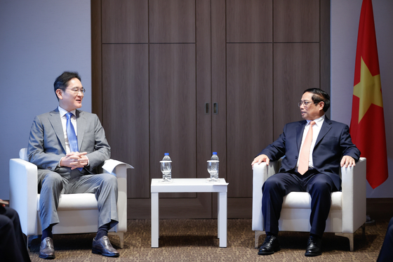 Samsung Electronics Executive Chairman Lee Jae-yong, left, talks with Vietnamese Prime Minister Pham Minh Chinh in central Seoul on Tuesday. [YONHAP] 
