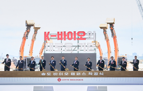 Lotte Chairman Shin Dong-bin, sixth from left, poses for a photo during a groundbreaking ceremony for the first plant on Lotte Biologics' Songdo Bio Campus in Incheon, along with other attendees including Lotte Biologics CEO Richard Lee, third from right, on Wednesday. [LOTTE BIOLOGICS] 