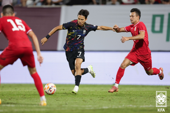Eom Ji-sung, center, attempts to dribble during a match against Kyrgyzstan in the Group B preliminary round of the U-23 AFC Asian Cup at Changwon Football Center in Changwon, South Gyeongsang Province on Sept. 9, 2023. [KFA/NEWS1]