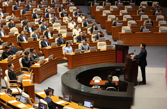 Rep. Park Chan-dae, floor leader of the Democratic Party, speaks at the podium during a plenary session at the National Assembly in western Seoul on Wednesday. [YONHAP] 