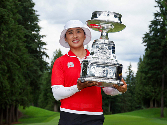 Amy Yang poses with the KPMG Women's PGA Championship trophy at Sahalee Country Club in Sammamish, Washington on June 24. [AFP/YONHAP] 