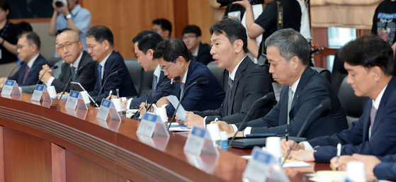 Financial Supervisory Service (FSS) Gov. Lee Bok-hyun, second from right, speaks during a meeting with the CEOs of domestic brokerages in central Seoul on Tuesday. [YONHAP] 