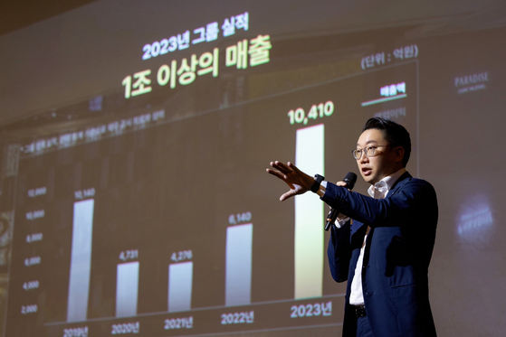 Paradise Group CEO Choi Jong-hwan gives an overview of the company to the press at Paradise City in Incheon on Tuesday. [PARADISE GROUP]
