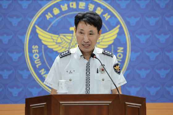 Chung Yong-woo, a senior police officer at the Namdaemun Police Station, speaks during a briefing Tuesday on the accident near Seoul City Hall. [YONHAP]