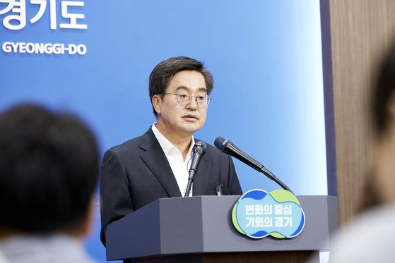 Gyeonggi Gov. Kim Dong-yeon speaks during a press conference on Wednesday about providing emergency subsidies to the victims and bereaved family members of the deadly battery factory fire in Hwaseong, Gyeonggi. [GYEONGGI PROVINCIAL GOVERNMENT]