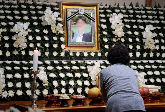 A visitor pays respects to one of the deceased at the funeral hall of the National Medical Center in Jung District, central Seoul, on Tuesday. [NEWS1]