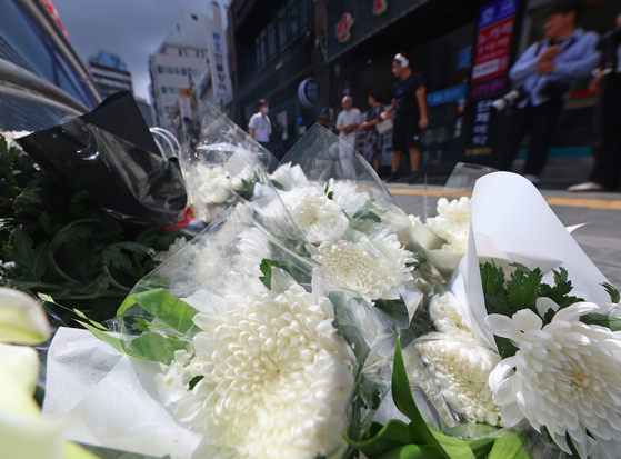 Flowers are seen on Wednesday on the street near Seoul City Hall where a fatal car accident took nine lives on Monday night. [YONHAP] 