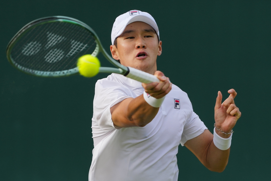 Korea's Kwon Soon-woo plays a forehand return to Holger Rune of Denmark during their first-round match at Wimbledon in London on Tuesday. [AP/YONHAP]