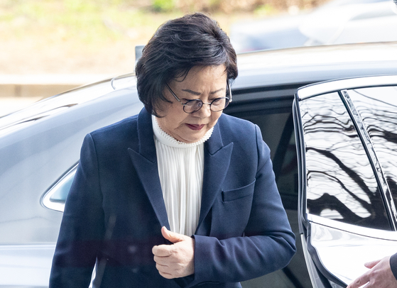 Hanmi Pharmaceutical Group Chair Song Yeong-sook arrives at the company's headquarters in Songpa District, southern Seoul, to attend a board meeting on April 4. [NEWS1]