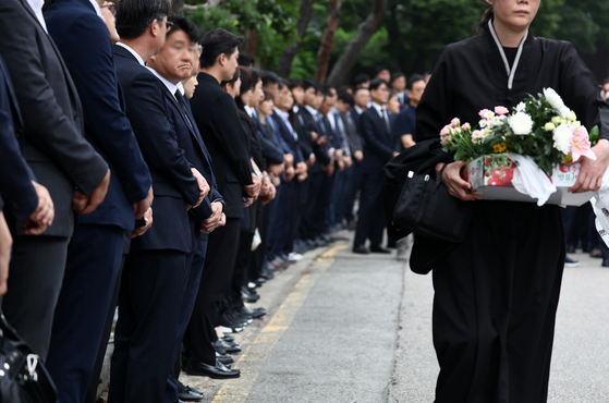 Grieving families and colleagues of victims killed in the fatal car accident near Seoul City Hall attend the funeral procession at Seoul National University Hospital in Jongno District, central Seoul, on Thursday. [YONHAP]