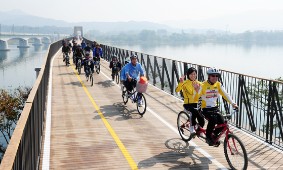 Families ride along a bike course over the Han River. [JOONGANG ILBO]