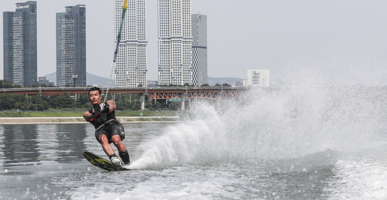 A man glides over the Han River on a waterski. [JOONGANG ILBO]