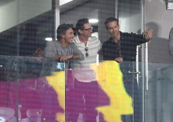 Ryan Reynolds, right, Hugh Jackman and Sean Levy take a selfie at the game between the Kiwoom Heroes and the LG Twins at Gocheok Sky Dome in western Seoul on Wednesday. [NEWS1]