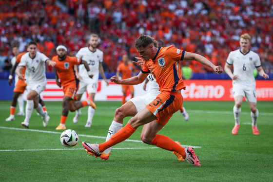 Micky van de Ven, front, shoots during an Euros group match between the Netherlands and Austria in Berlin, Germany on June 25. [XINHUA/YONHAP] 