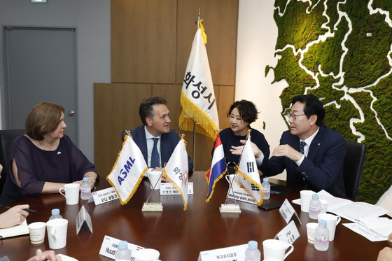 Jeong Myeong-geun, mayor of Hwaseong, Gyeonggi, far right, has talks with Frank Heemskerk, executive vice president of ASML's global public affairs, second from left, at Hwaseong City Hall on Thursday. [YONHAP]