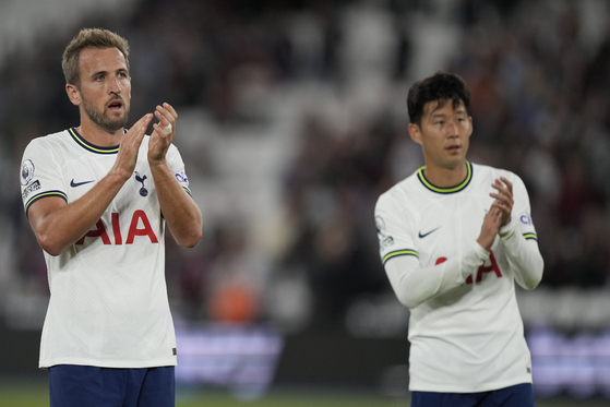 Tottenham's Harry Kane, left, Son Heung-min greet fans at the end of a Premier League match against West Ham at London Stadium in London on Aug. 31, 2022. [AP/YONHAP]