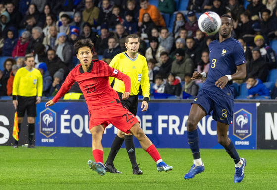 Korea's Eom Ji-sung shoots during a friendly against the U-21 French national team at Stade Oceane in France on Nov. 21, 2023. [NEWS1] 