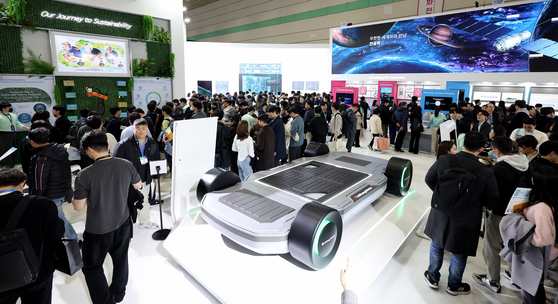 Visitors at the InterBattery 2024 convention take a look at LG Energy Solution's booth in March at Coex in southern Seoul. [NEWS1]