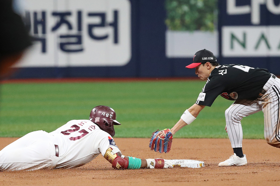 Kiwoom Heroes' Ronnie Dawson is safe after hitting a double in the bottom of the first inning in a game against the LG Twins at Gocheok Sky Dome in western Seoul on Wednesday. [NEWS1]