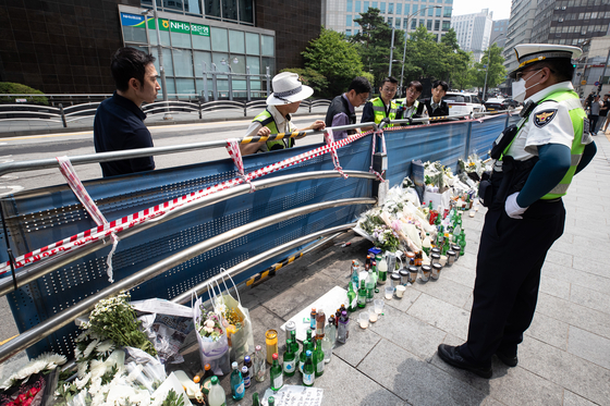 Police and officials from the National Forensic Service examine the guardrails on the road in Jung District, central Seoul, on Thursday, where the accident that killed nine people occurred on Monday. [NEWS1]