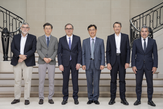 Executives from Renault Group including Renault CPO Francois Provost, third from left, and LG Energy Solution Vice President Seo Won-jun, fourth from left, take a photo at the Renault headquarters in Paris, France on July 1.[LG ENERGY SOLUTION]