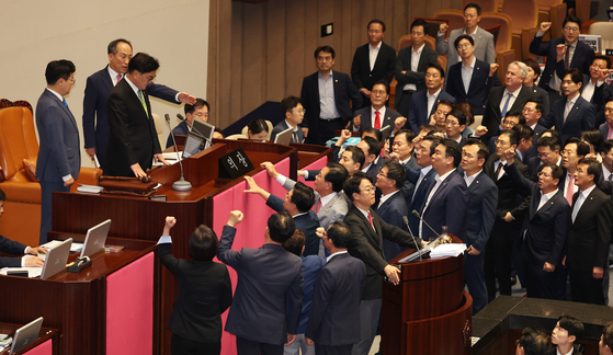 People Power Party (PPP) lawmakers complain to National Assembly Speaker Woo Won-shik, left, at the National Assembly in Yeouido, western Seoul, on Thursday as Woo concluded the PPP's filibuster. [YONHAP] 