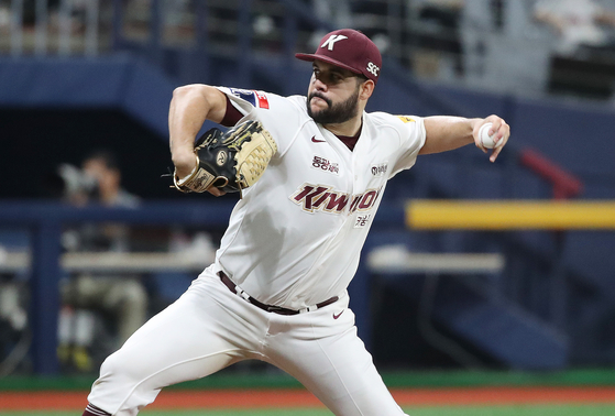 Kiwoom Heroes starter Enmanuel de Jesus pitches during a game against the LG Twins at Gocheok Sky Dome in western Seoul on Wednesday. [NEWS1]