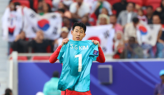 Son Heung-min pays tribute to Kim Seung-gyu after scoring a goal during a game against Jordan at the 2023 AFC Asian Cup on Jan. 21, 2024.  [YONHAP]