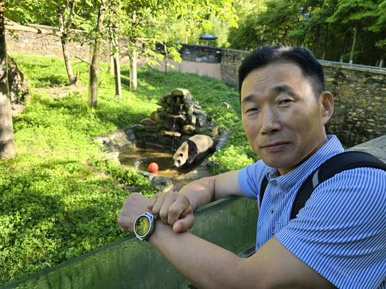 Everland zookeeper Kang Cheol-won meets with famed panda Fu Bao in Wolong, China, on July 5 [SAMSUNG C&T]