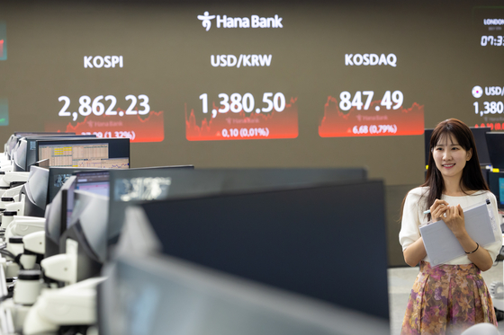 A screen in Hana Bank's trading room in central Seoul shows the Kospi closing at 2,862.23 points on Thursday, up 1.32 percent, or 37.29 points, from the previous trading session. [YONHAP]