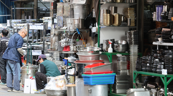 Kitchen equipment is stacked at a street selling secondhand kitchenware in Jung District, central Seoul. [NEWS1] 