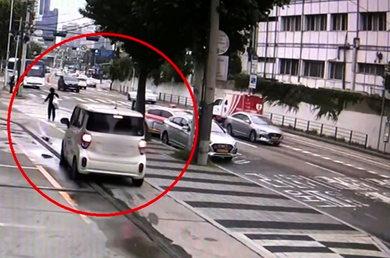 A car drives on a sidewalk near Seoul Station in central Seoul on Saturday. The vehicle, driven by a man in his 80s, plowed into two pedestrians. [SCREEN CAPTURE]