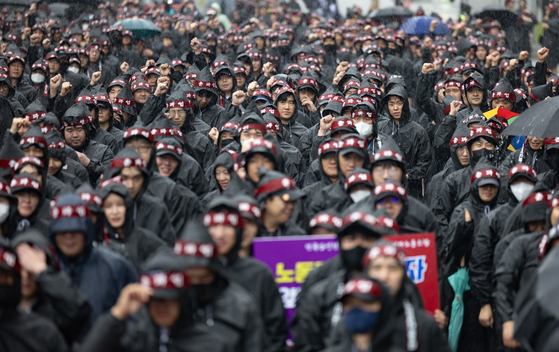 Unionized workers of Samsung Electronics participate in a rally in Hwaseong, Gyeonggi, on Monday morning to mark the start of its three-day strike. [NEWS1]