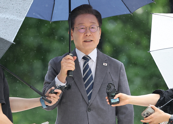 Former Democratic Party leader Lee Jae-myung speaks to reporters in front of the Seoul Central District Court in Seocho District, southern Seoul, on Monday. [NEWS1]