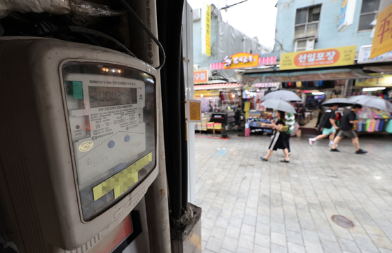 An electricity meter installed near a traditional market measures the amount of electricity consumption.[YONHAP]