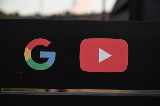 The Google and YouTube logos are seen at the entrance to the Google offices in Los Angeles, California, November 21, 2019. [AFP/YONHAP]