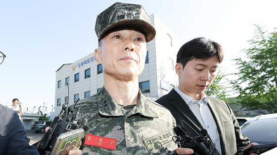 Lim Seong-geun, former commander of the Marine Corps 1st Division, appears for police questioning in Gyeongsan, North Gyeongsang, on May 14. [YONHAP]