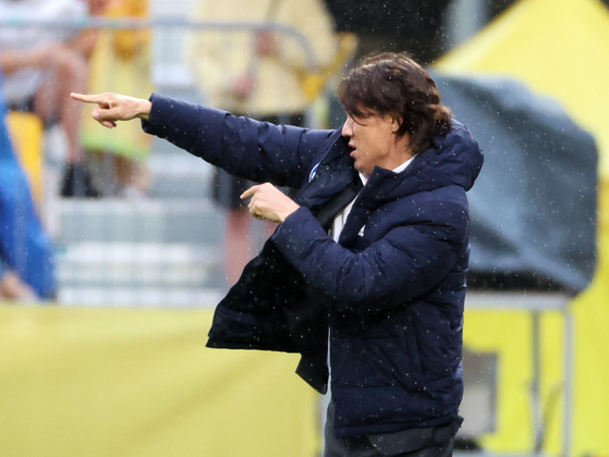 Ulsan HD manager Hong Myung-bo dictates the game plan against Gwangju FC in a game at Gwangju Football Stadium in Gwangju on May 15. [YONHAP]