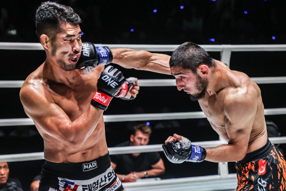 Korea's Ok Rae-yoon, left, takes a punch from Turkey's Alibeg Rasulov in Bangkok, Thailand on Saturday. [ONE CHAMPIONSHIP]