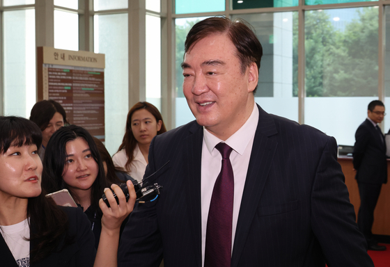 Chinese Ambassador to Korea Xing Haiming walks into the Foreign Ministry building in Jongno District, central Seoul, on Thursday for a meeting with Foreign Minister Cho Tae-yul. [YONHAP]