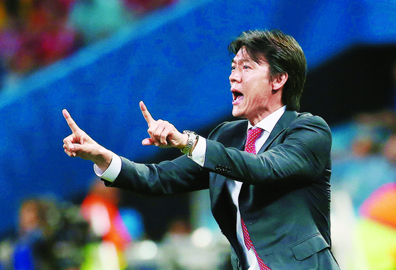 Korean national team manager Hong Myung-bo gives instructions to his players during the first half in a game against Belgium during the 2014 World Cup in Sao Paulo, Brazil. [YONHAP]