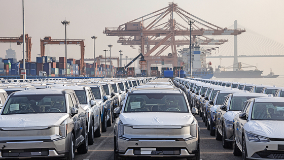 Hyundai Motor vehicles wait to be exported at a port in Pyeongtaek, Gyeonggi. [JOONGANG PHOTO]