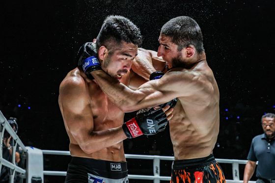 Korea's Ok Rae-yoon, left, struggles in a match against Turkey's Alibeg Rasulov at ONE Fight Night 23 in Bangkok, Thailand on Saturday. [ONE CHAMPIONSHIP]