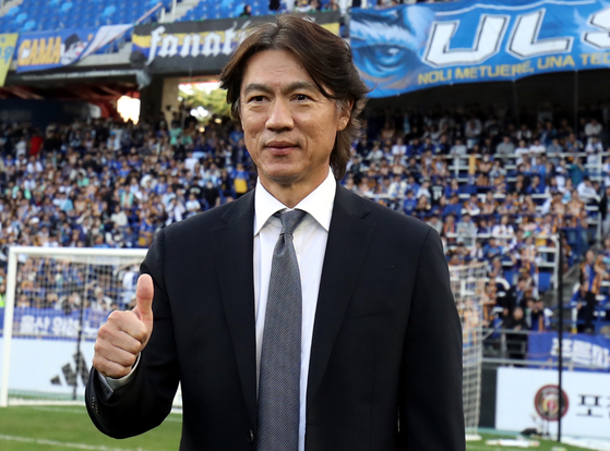 Hong Myung-bo poses for a photo after a K League 1 match between Ulsan Hyundai, now called Ulsan HD, and Daegu FC at Ulsan Munsu Football Stadium in Ulsan on Oct. 29, 2023. [NEWS1]