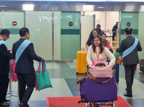 Philippine tourists arrive at Yangyang International Airport on a charter flight from Manila on Dec. 18. [NEWS1]