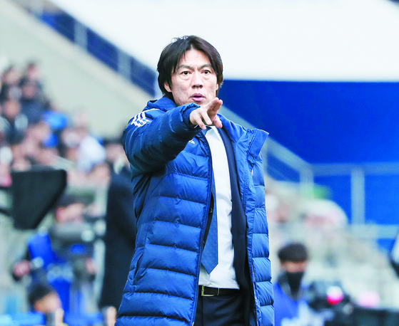 Ulsan manager Hong Myung-bo gives instructions to his players during a game against Jeonbuk Hyundai Motors at Munsu Football Stadium in Ulsan on Feb. 25, 2023. [YONHAP]