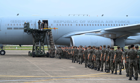 Air Force personnel board a KC-330 tanker transport aircraft ahead of the Australia-led Pitch Black multinational exercise later this week in a photo shared by the South Korean Air Force on Monday. South Korea will take part in the biennial exercise held at an Australian military air base from Friday to Aug. 2. Six F-15K fighters and some 100 Korean troops will join the exercise. [KOREAN AIR FORCE]