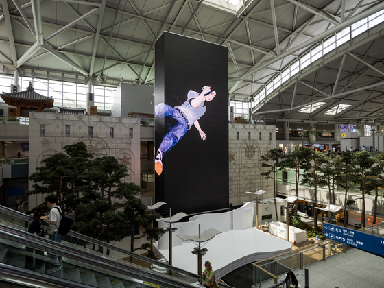 ″Double Poser″ by Kim Hee-cheon on display at Incheon International Airport's Terminal 1 [KOREA ARTS MANAGEMENT SERVICE]